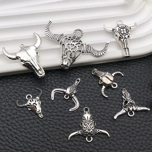Vue détaillée de pendentifs tête de bœuf vintage en argent avec motifs ethniques pour bijoux