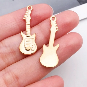 Nahaufnahme eines vergoldeten E-Gitarren-Anhängers aus Legierung für DIY-Schmuck