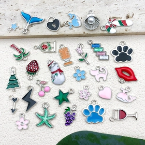 Detail von bunten Emaille-Anhängern aus Legierung für DIY-Schmuck in vielen Formen
