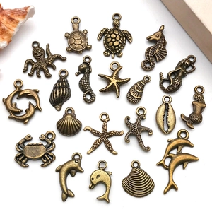 Détails de pendentifs marins en bronze antique avec étoiles de mer et coquillages