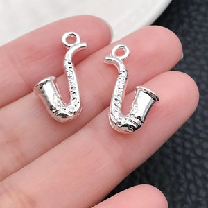 Detailansicht von zwei silbernen Saxophon-Anhängern für DIY-Schmuck und Bastelarbeiten