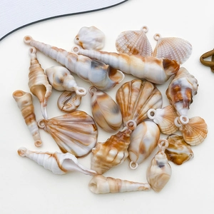 Dettaglio di ciondoli in acrilico a forma di conchiglia con texture marmorea per il fai da te