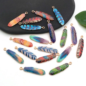 Détail de pendentifs plumes bohèmes colorés en alliage pour bijoux DIY et boucles