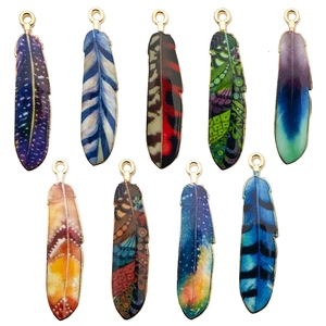 Pendentifs plumes colorées en alliage en 9 designs pour création de bijoux