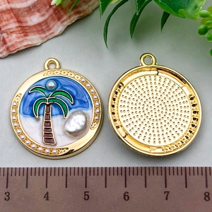Pendentifs ronds dorés en émail avec palmier et détails en perles marines