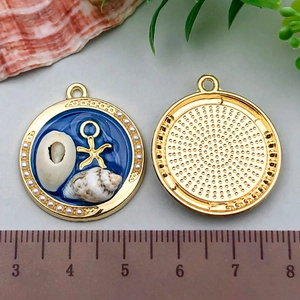 Pendentifs ronds émail bleu avec étoile de mer coquillage et bordure de perles