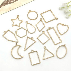 Makroaufnahme verschiedener goldener geometrischer Metallrahmen für DIY-Harzschmuck