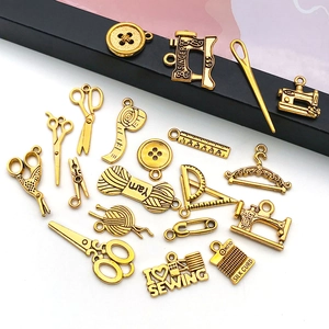Detailweergave van gouden naaithema bedeltjes met scharen en vintage naaimachines