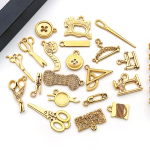 Macro-opname van vintage gouden naai-instrumenten bedeltjes inclusief scharen en machine