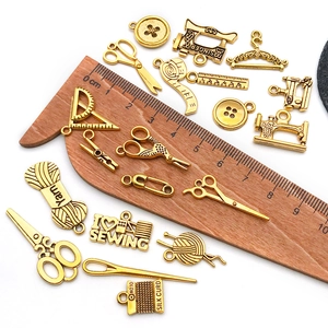 Vintage gouden naaimachine bedelset inclusief scharen knopen en garenballen