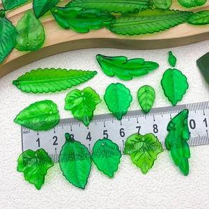 Vue macro de breloques en feuilles d'acrylique vert transparent pour la création de bijoux