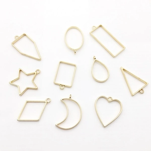 Set di 10 ciondoli geometrici dorati in metallo cavo per creazione gioielli DIY