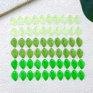 Detailansicht von grünen Acryl-Blattanhängern mit Textur für DIY-Schmuckherstellung