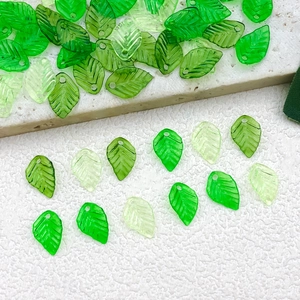 Makroaufnahme grüner Acrylblatt-Perlen mit feinen Blattadern für DIY-Ohrring-Schmuck
