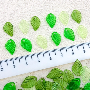 Makro-Detail von Mini-Acryl-Blattanhängern mit Adern für DIY-Schmuckherstellung
