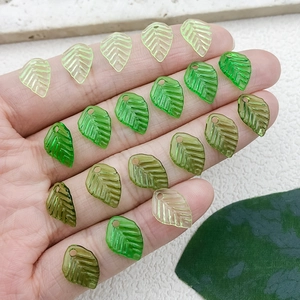 DIY handgefertigte Acryl-Blattperlen in verschiedenen Grüntönen mit detaillierten Aderstrukturen