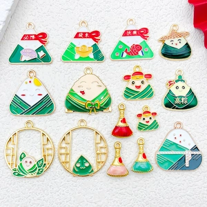 Platliggende weergave van 13 zongzi-bedels van groene legering voor DIY-sieraden