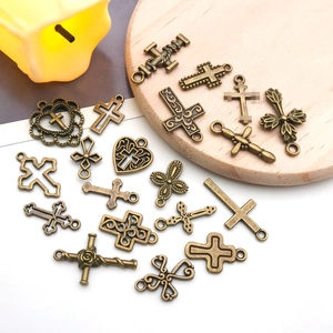 Colección de varios colgantes de cruz en bronce antiguo con intrincados diseños de aleación