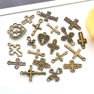 Detalle de dijes de cruz en aleación de bronce antiguo para creación de joyería