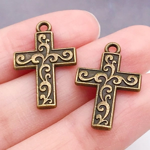 Detalle de dijes de cruz en bronce vintage con relieve de vides para joyería DIY