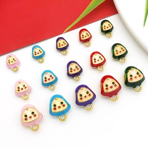 Vue détaillée de 16 breloques émaillées en forme de dessin animé pour bijoux DIY