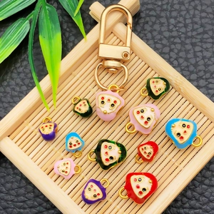 Détail de breloques Zongzi en émail coloré avec porte-clés doré en forme de D robuste