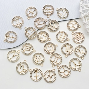 Vue détaillée de breloques zodiaque dorées serties de zircons pour bijoux DIY