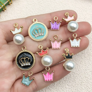 Pendentifs couronne en alliage doré avec émail, perles et strass pour création de bijoux