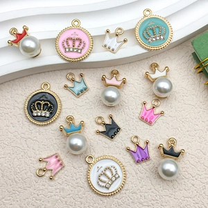 Breloques couronnes dorées avec émail coloré et perles pour création bijoux DIY