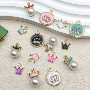 Détails des pendentifs couronne en alliage émaillé avec perles et strass pour bijoux DIY