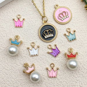 Pendentifs couronne dorée avec perles et émail pour colliers DIY et bijoux créatifs