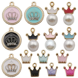 Lot de pendentifs couronnes dorées avec émail, perles et strass pour création bijoux DIY