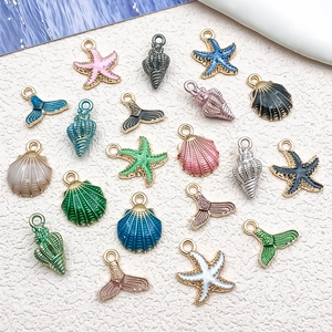 Détail macro de breloques marines colorées en émail pour la création de bijoux DIY