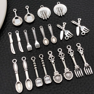 Details von Vintage-Silber-Miniatur-Küchenanhängern mit Love-Gravur auf schwarzem Leder