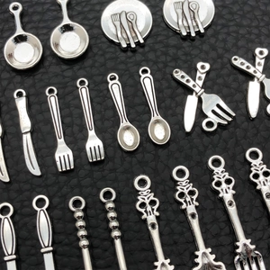 Nahaufnahme von antiken Besteck-Anhängern aus Legierung für DIY-Schmuckherstellung
