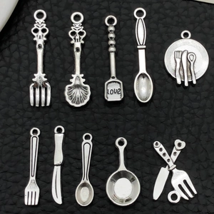 Besteck-Anhänger-Set aus Antik-Silber-Legierung mit Mini-Gabel Messer und Löffel für DIY