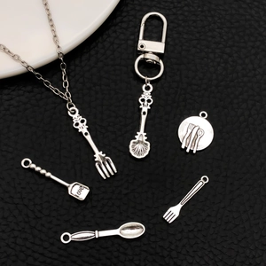 Detailaufnahme der Besteckanhänger aus Silber mit Love-Gravur für DIY-Schmuck