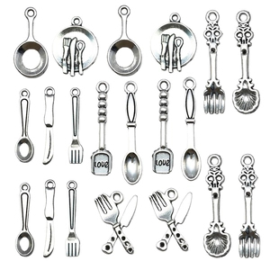 Antik-silberne Küchenutensilien-Anhänger-Set mit Pfannen und Besteck für DIY-Schmuck