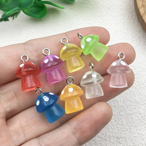 Colgantes de setas coloridas de resina con aros metálicos para joyería artesanal