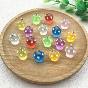Dijes de hongos de resina luminosa en colores variados para creación de joyas DIY