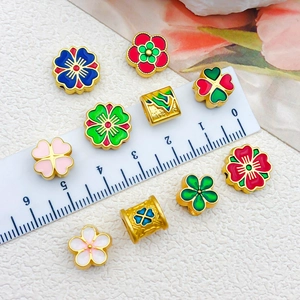 Perles intercalaires chinoises dorées en émail coloré avec règle pour les dimensions