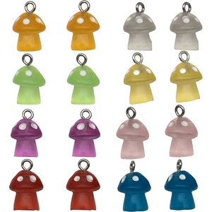 Vista de detalle de 16 colgantes de setas en resina de colores para joyería artesanal