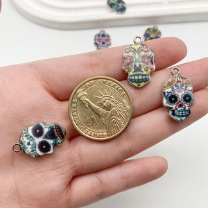 Pendentifs Sugar Skull colorés pour bijoux DIY avec pièce de monnaie pour échelle