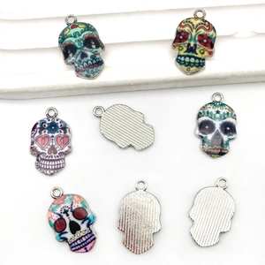 Pendentifs tête de mort colorés en alliage pour bijoux DIY, vues avant et arrière
