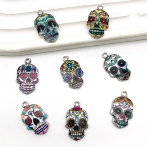 Lot de huit breloques têtes de mort mexicaines colorées pour colliers et bracelets DIY