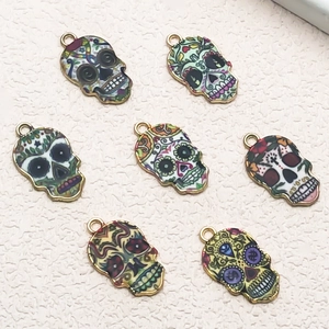 Halloween Totenkopf Anhänger mit bunten Blumenmustern und goldenen Metallrahmen