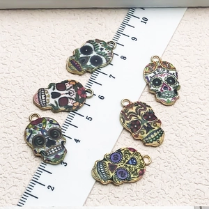Set mit sechs bunten Tag der Toten Totenkopf Anhängern aus Goldlegierung mit Emaille