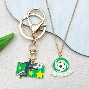 Set gioielli calcio con ciondoli smaltati per fan sportivi su collana dorata