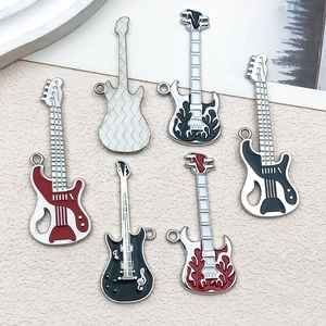 Detailansicht von sieben bunten Gitarren-Emaille-Anhängern für DIY-Schmuckherstellung