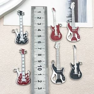 Bunte Gitarren- und Bass-Anhänger aus Emaille für DIY-Schmuck mit Maßstabslineal zum Vergleich